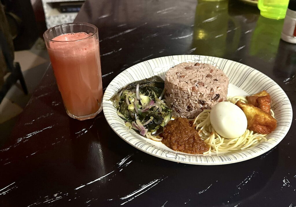 Comment faire un circuit pas cher au Bénin ? 4 Plats local dans un marché béninois, illustration de comment manger pas cher au Bénin