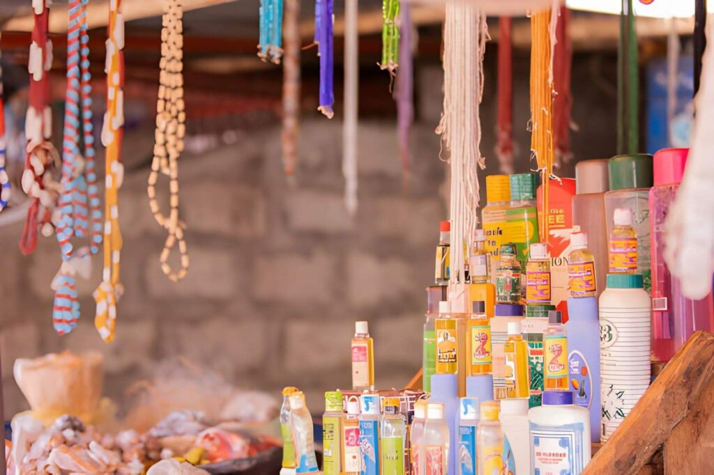 Quel budget pour 2 semaines au Bénin ? 2 Marché animé au Bénin avec étals de produits locaux, illustration du coût de la vie sur place