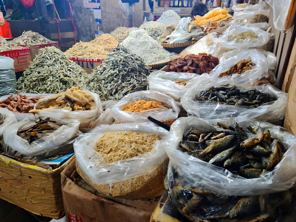 Que manger pour découvrir la cuisine béninoise ? 4 Étals de poissons fumés au marché Dantokpa, plus grand marché d'Afrique de l'Ouest