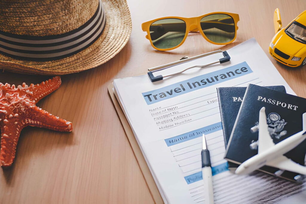 Passeport et documents d'assurance voyage posés sur une table avant un départ pour le Bénin