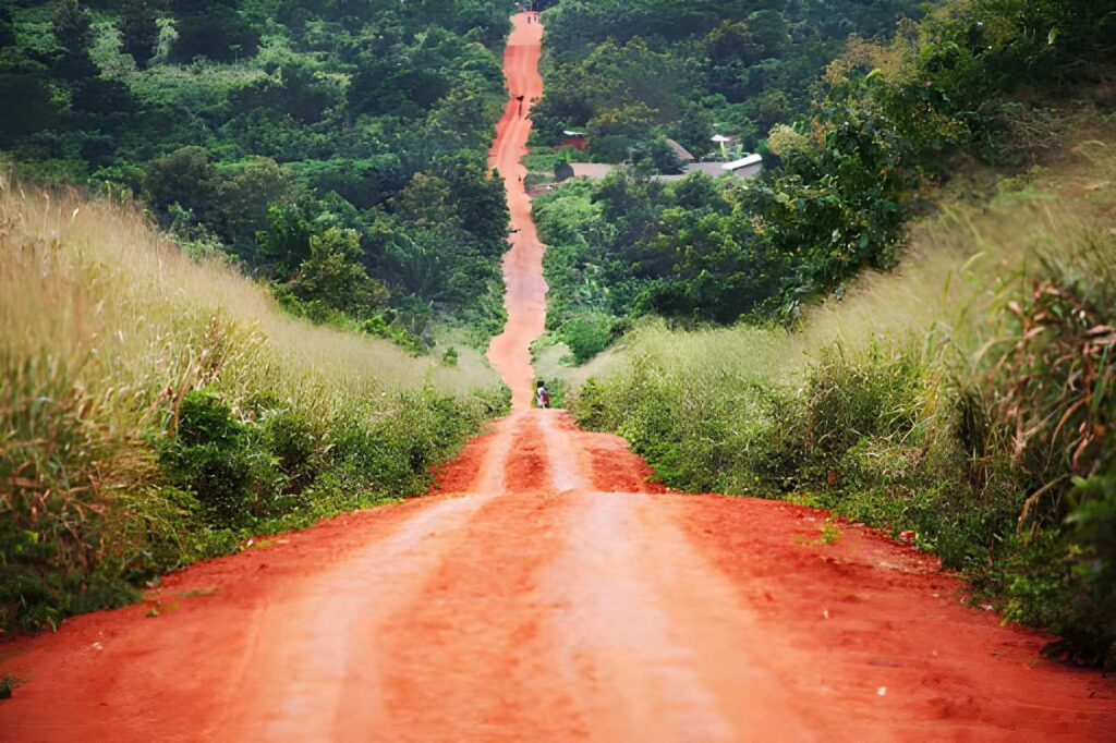 Paysage de savane sous un ciel dégagé pendant le meilleur mois pour voyager au Bénin