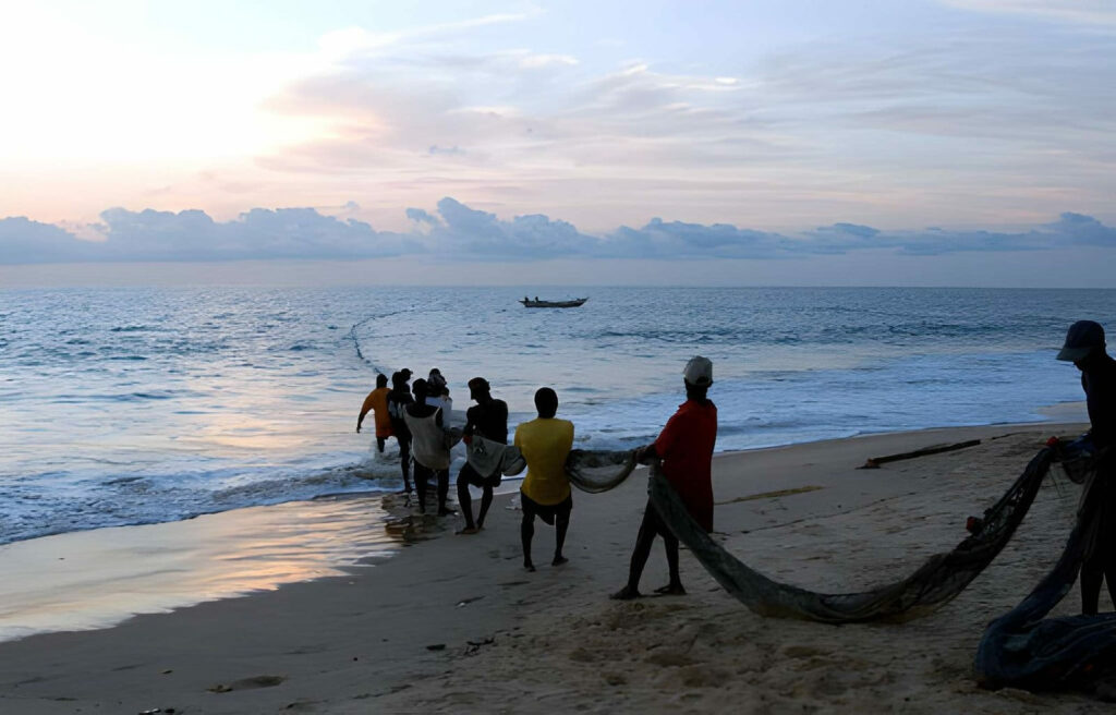 Plage de Ouidah au lever du jour avec pirogues de pêcheurs, activité incontournable du deuxième jour