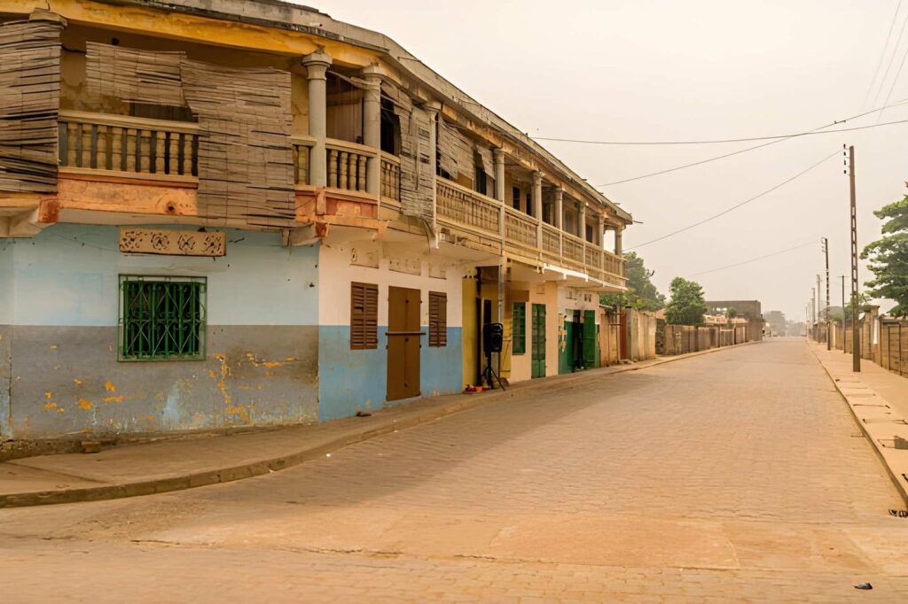Rue de Ouidah au Bénin avec façades coloniales, point de départ d'un séjour de deux jours.