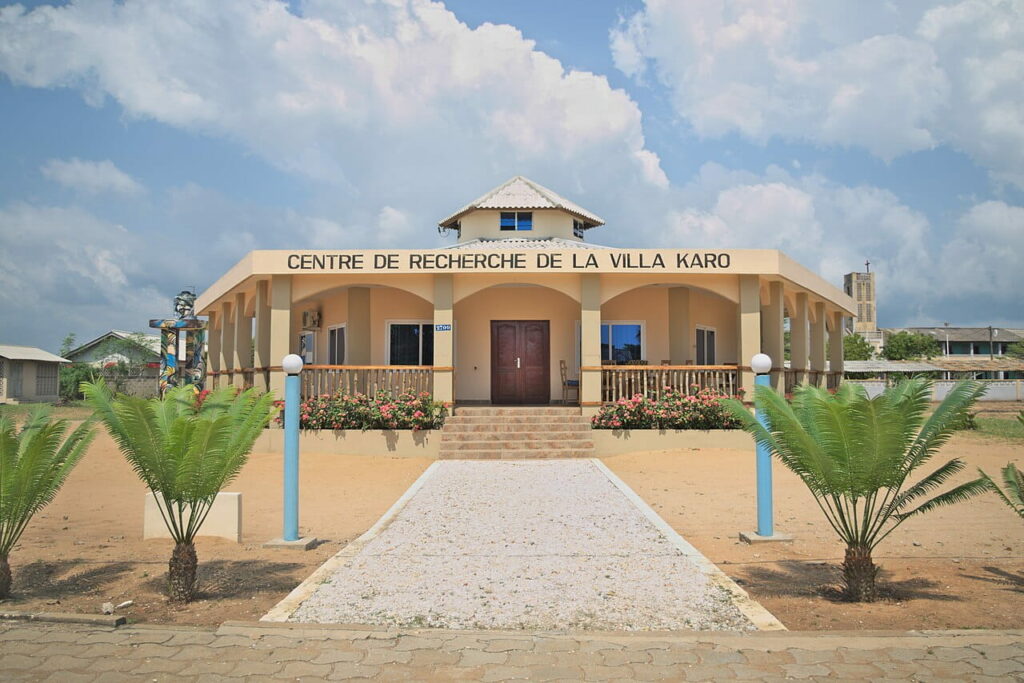 Bâtiment du centre de recherche de la Villa Karo à visiter pendant un séjour à Grand-Popo