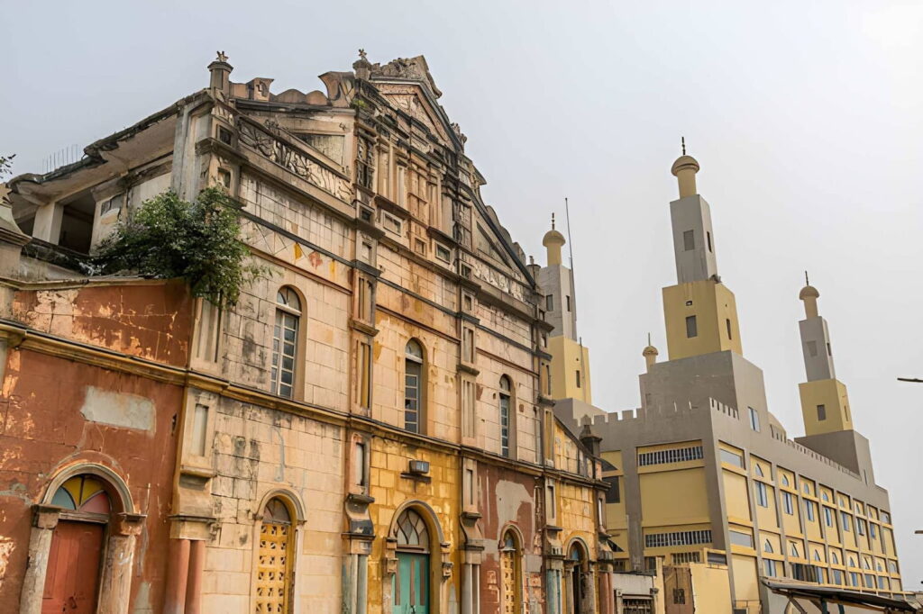 Rue coloniale de Porto-Novo au Bénin avec maisons à étage