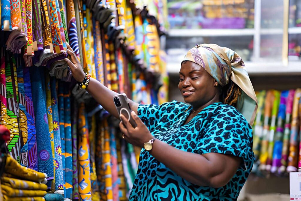 Voyager seule au Bénin : le guide complet pour les femmes 3 Femme africaine souriante au marché, illustration d'un voyage solo au Bénin pour les femmes