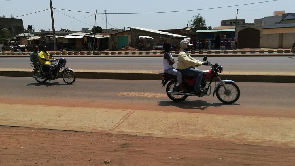 Voyager seule au Bénin : le guide complet pour les femmes 4 Mototaxi zémidjan numéroté à Cotonou, transport à connaître pour voyager seule au Bénin