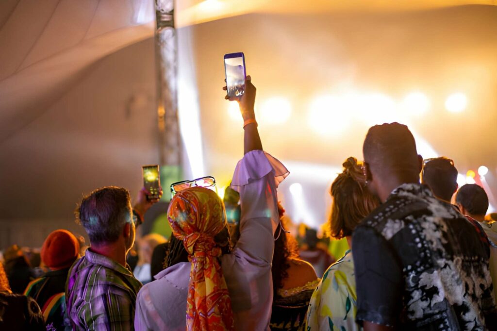 Public rassemblé lors d'un concert en plein air, illustrant l'agenda culturel au Bénin