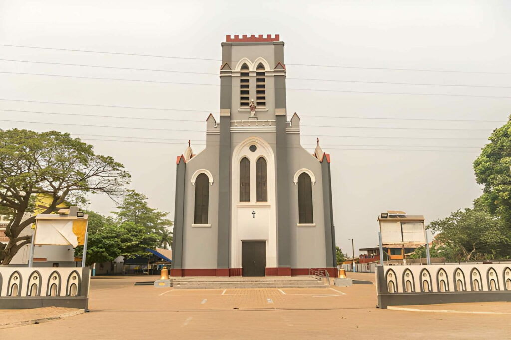 Basilique de l'Immaculée Conception face au temple des pythons sur la place de Ouidah
