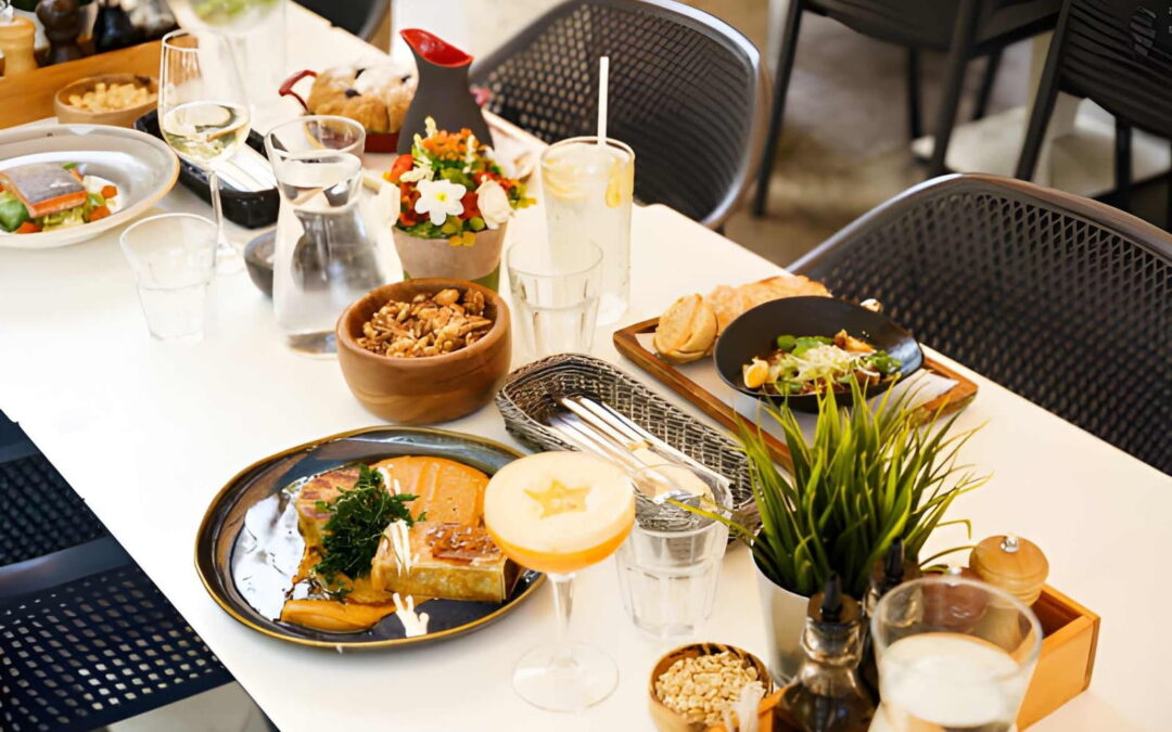 Table de brunch dressée en terrasse pour un brunch à Cotonou un dimanche ensoleillé