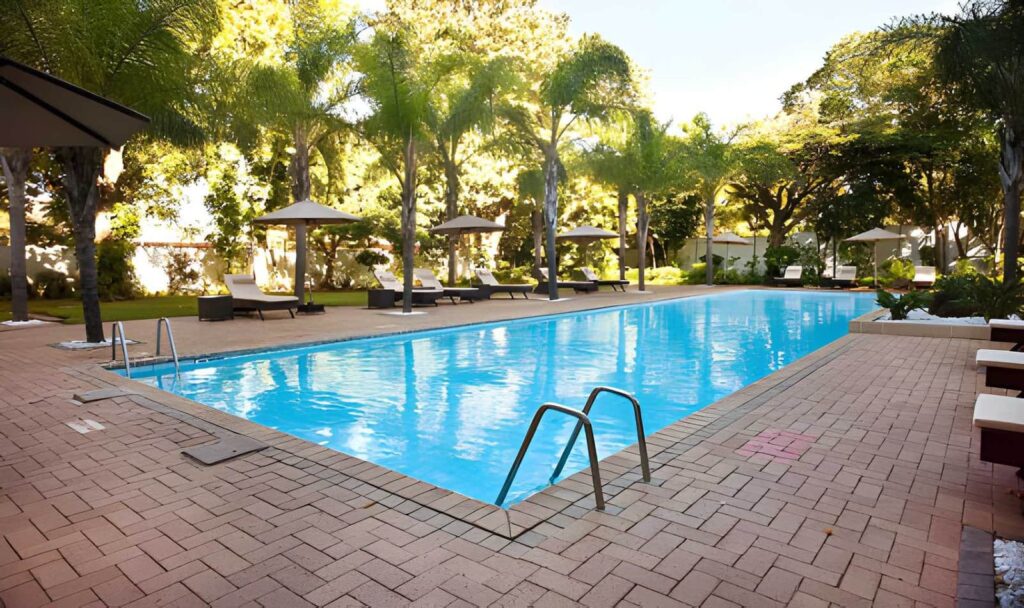 Quel budget pour un voyage de luxe au Bénin ? 2 Piscine et suite d'hôtel de luxe illustrant le budget d'un voyage de luxe au Bénin