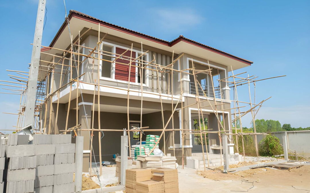 Chantier de construction d'une maison au Bénin avec structure en briques en cours d'édification.