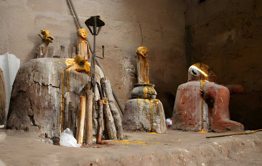 Autel vodoun traditionnel, symbole des croyances populaires au Bénin