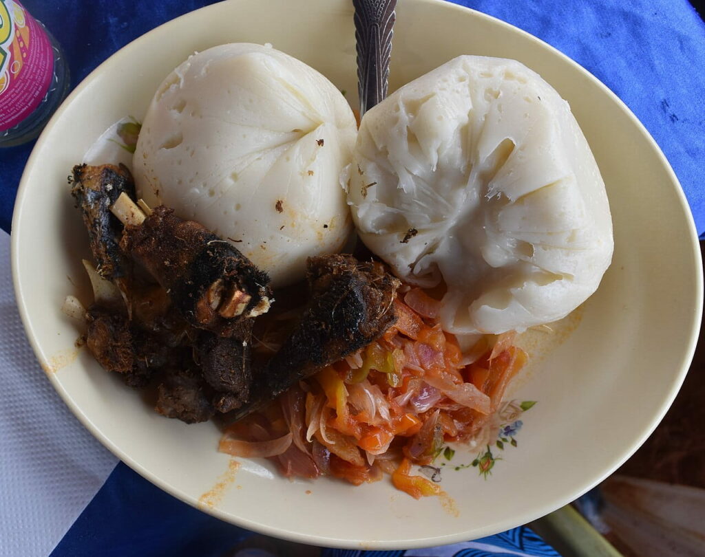 Où manger à Cotonou ? Le guide des meilleurs restaurants 4 Assiette d'akassa et sauce au poisson, plat traditionnel emblematique de la cuisine beninoise