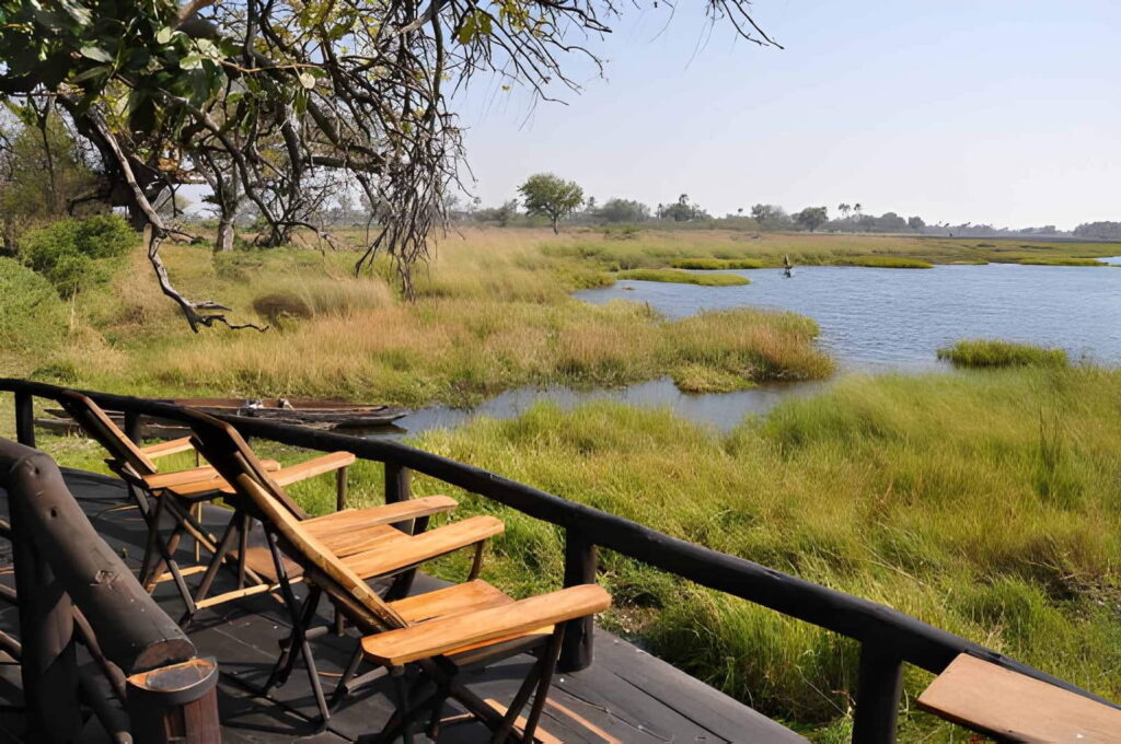 Terrasse de lodge surplombant une mare de savane où viennent boire les animaux du parc Pendjari