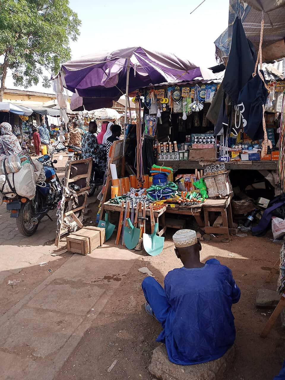 Étals colorés du marché hebdomadaire de Kandi dans l'Alibori