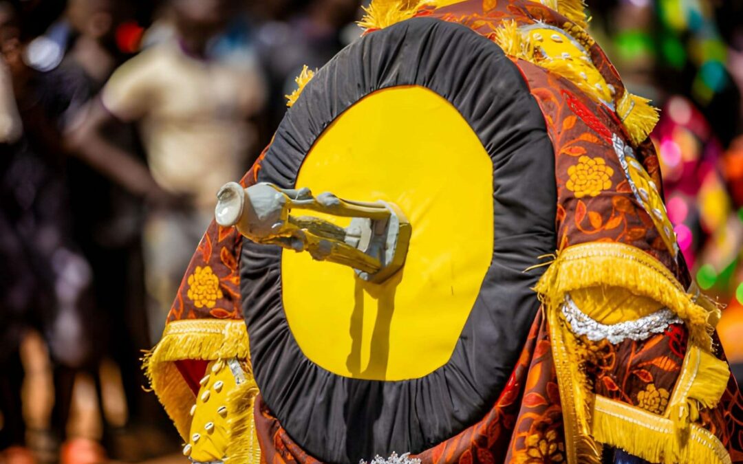 Cérémonie animée des festivals vodoun au Bénin avec masques et costumes traditionnels colorés