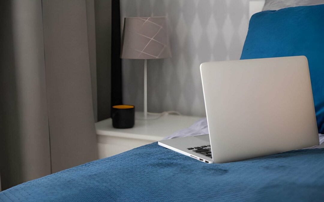 Ordinateur portable connecté au wifi dans une chambre d'hôtel à Cotonou au Bénin