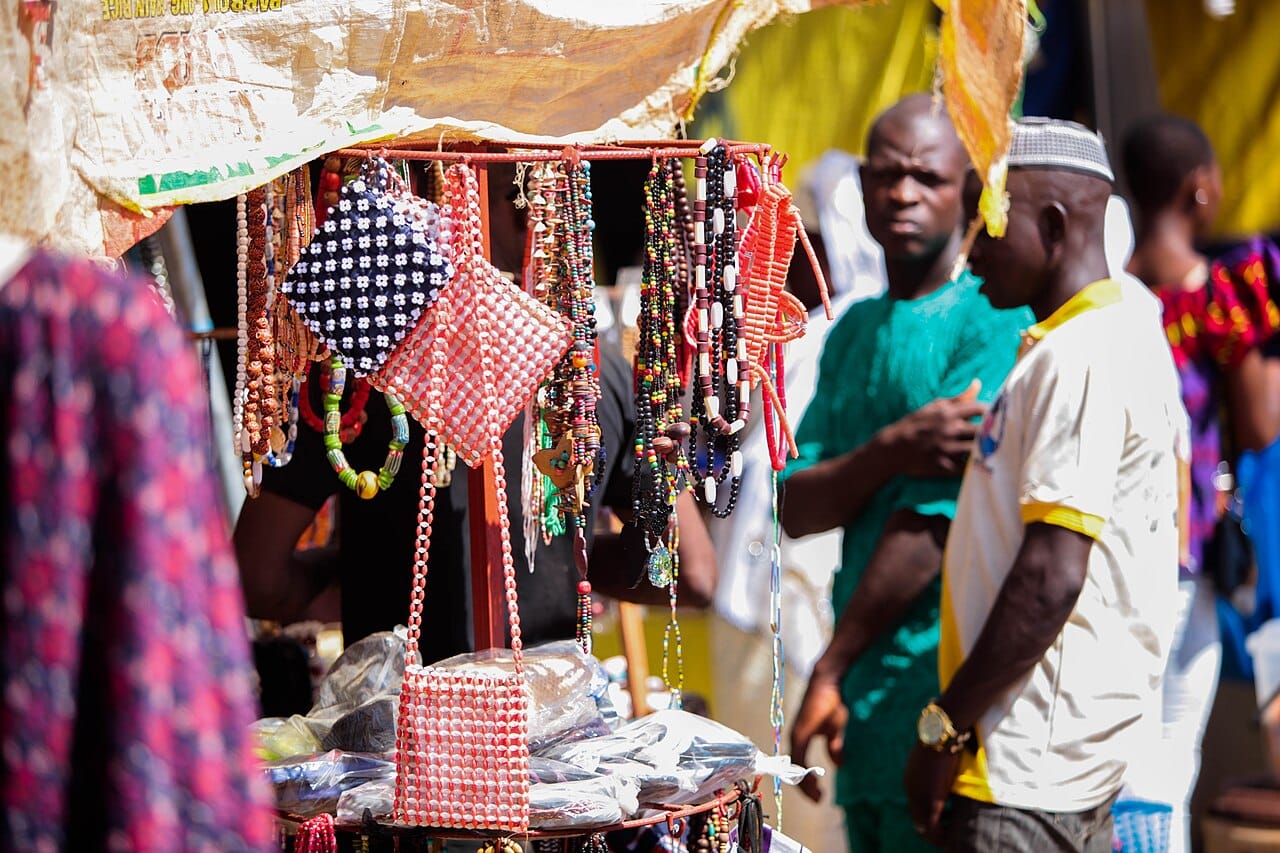 Grand marché international de Malanville avec commerçants et étals colorés