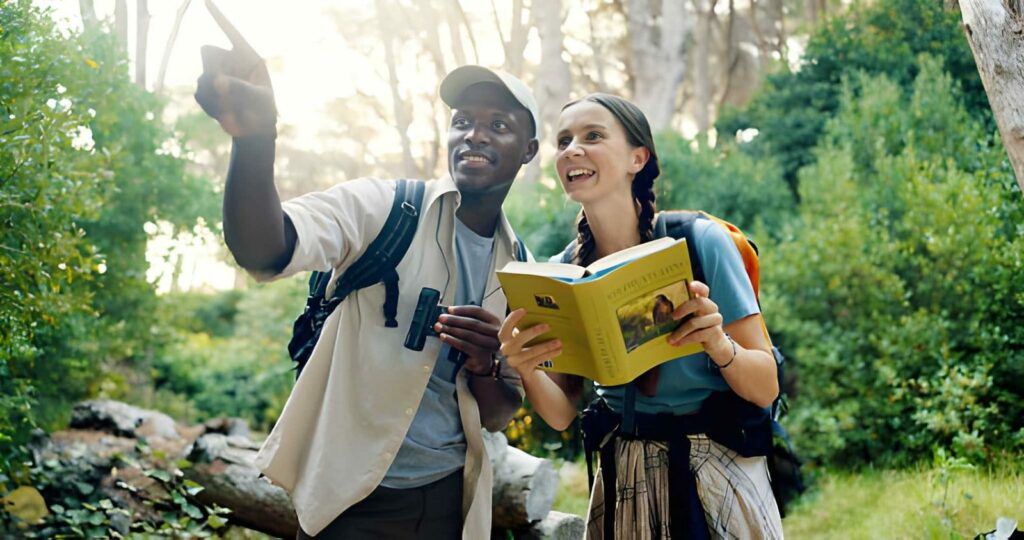 Comment réserver un guide touristique privé au Bénin ? 2 Guide privé au Bénin échangeant avec une touriste devant un site culturel traditionnel