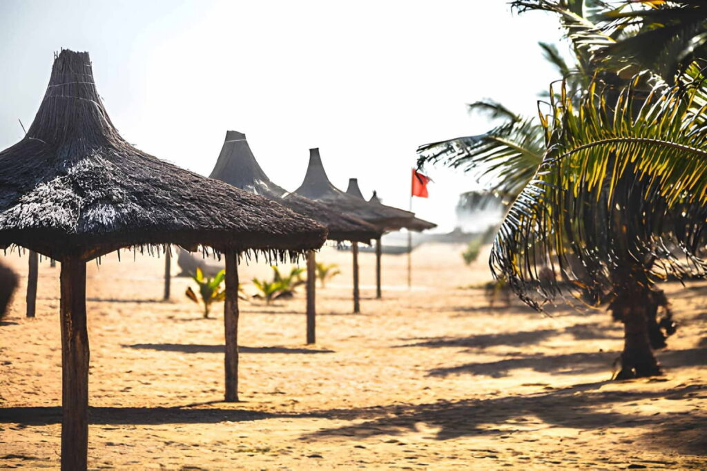 Où dormir à Ouidah ? Les meilleurs hôtels 3 Plage privée d'un hôtel à Ouidah, ambiance tropicale typique du littoral béninois