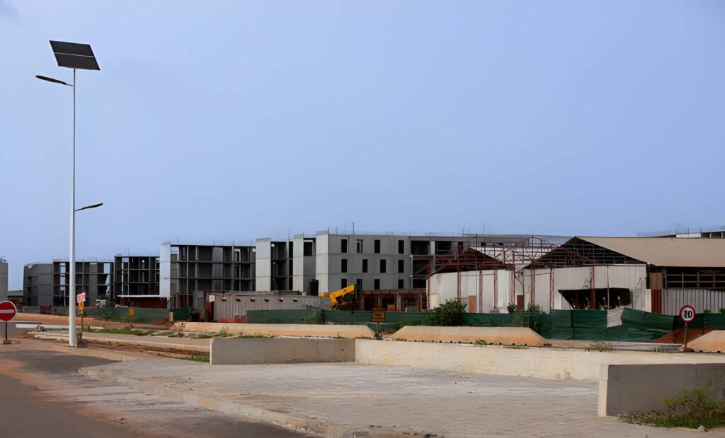 Comment investir dans l'immobilier au Bénin ? 3 Chantier de construction résidentiel à Cotonou illustrant l'investissement immobilier au Bénin
