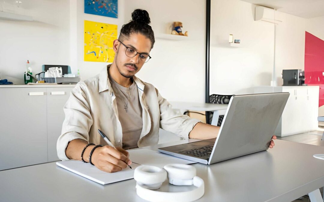 Un nomade digital travaille sur son ordinateur portable dans un espace de coworking lumineux à Cotonou, au Bénin.