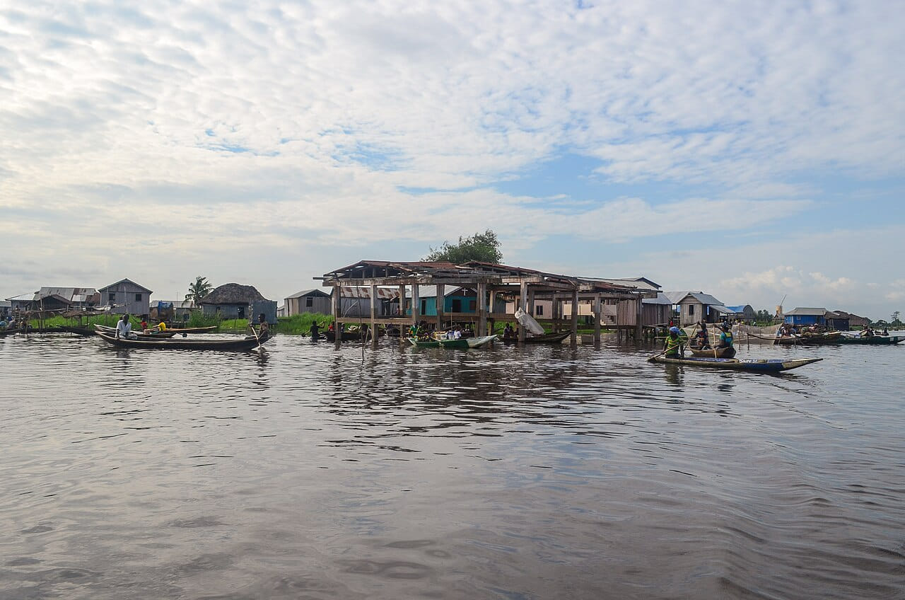 Pirogues sur le lac Nokoué à Abomey-Calavi, étape incontournable pour visiter Abomey-Calavi