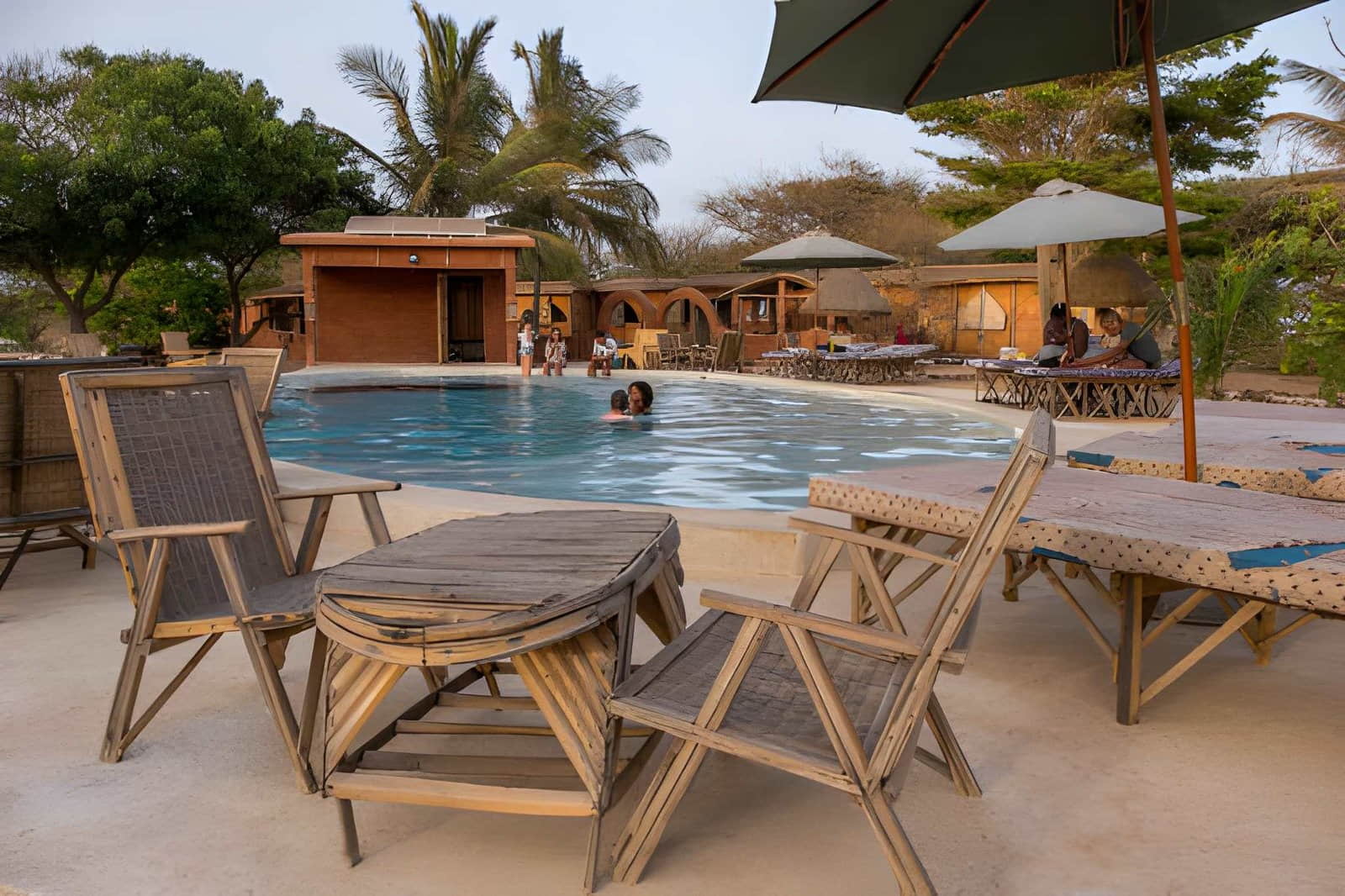 Piscine et terrasse d'un hôtel de charme dans le nord du Bénin