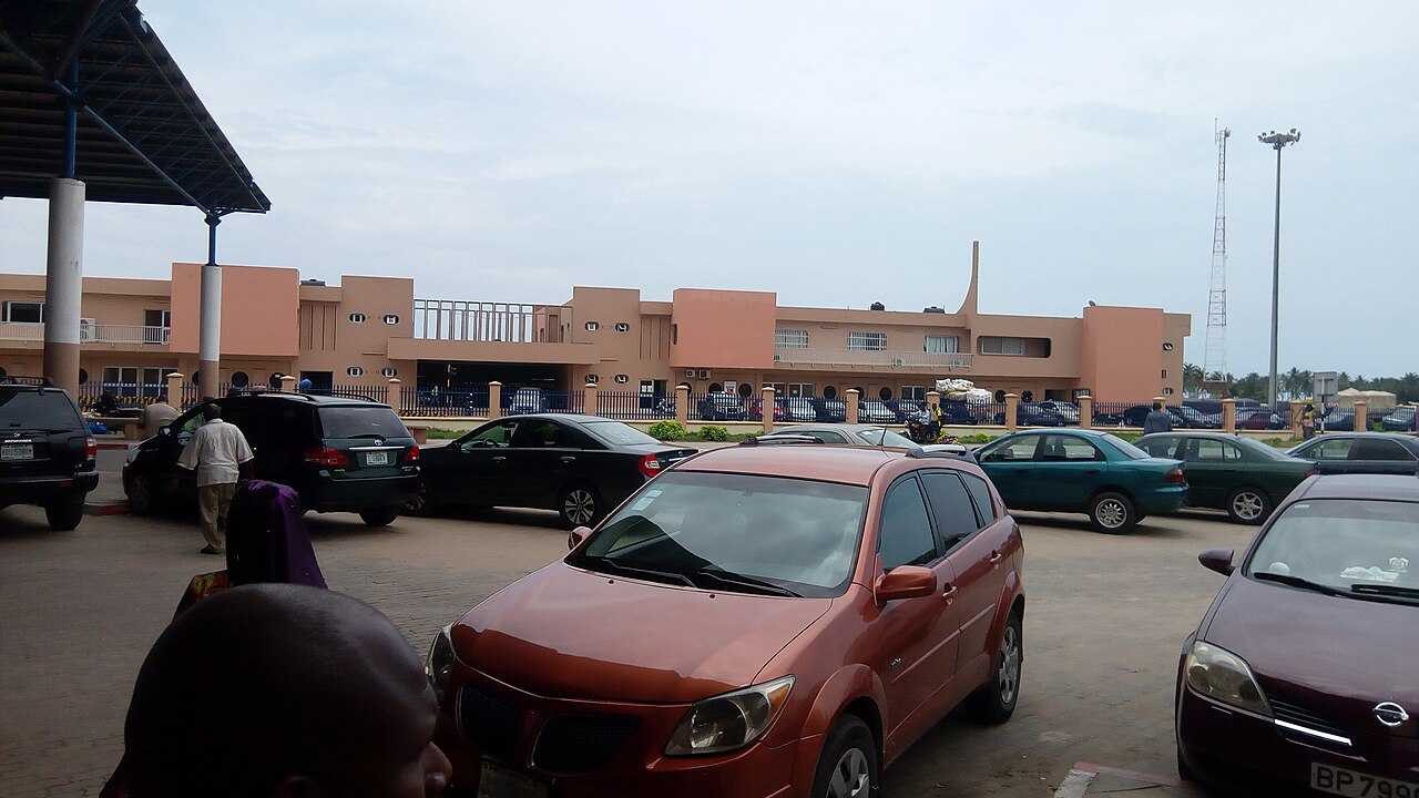 Poste frontalier de Sèmè-Kpodji au Bénin, avec véhicules garés devant le bâtiment administratif : étape pour visiter Sèmè-Kpodji