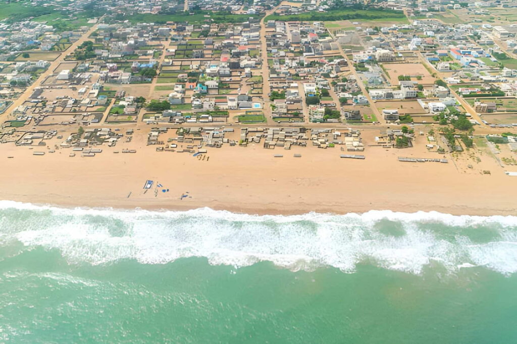 Comment investir dans l'immobilier au Bénin ? 4 Vue aérienne d'un quartier résidentiel en périphérie de Cotonou, zone prisée des investisseurs