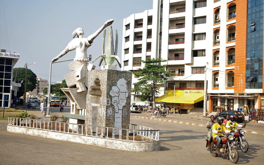Vue d'ensemble d'un quartier animé de Cotonou avec ses rues, illustrant les quartiers de Cotonou.