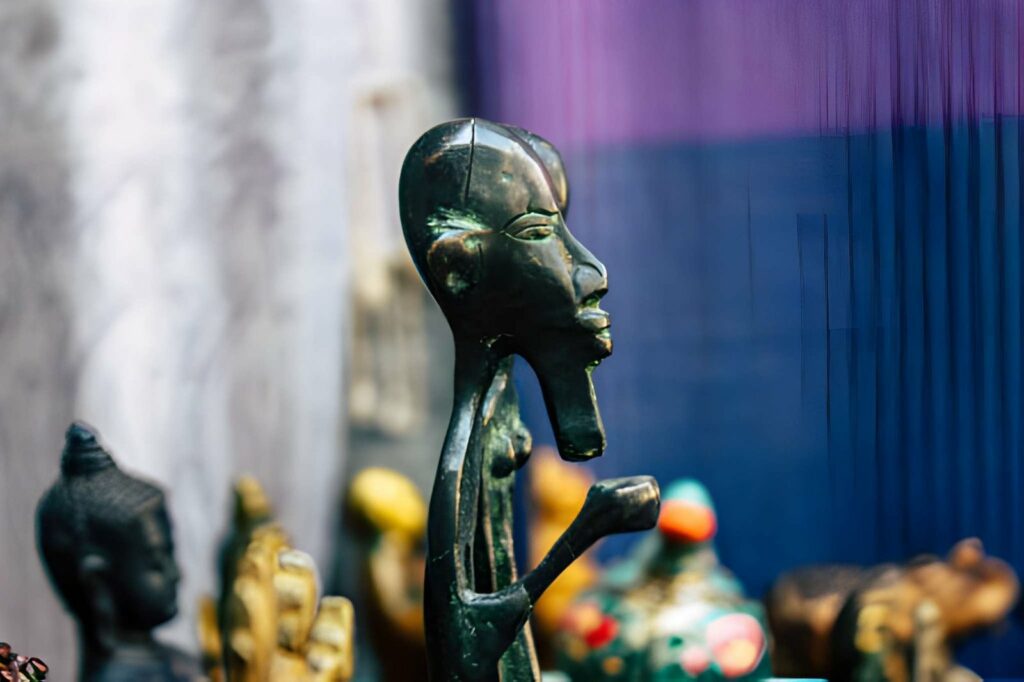 Étal de bronzes artisanaux et statuettes traditionnelles à rapporter du Bénin en souvenir authentique