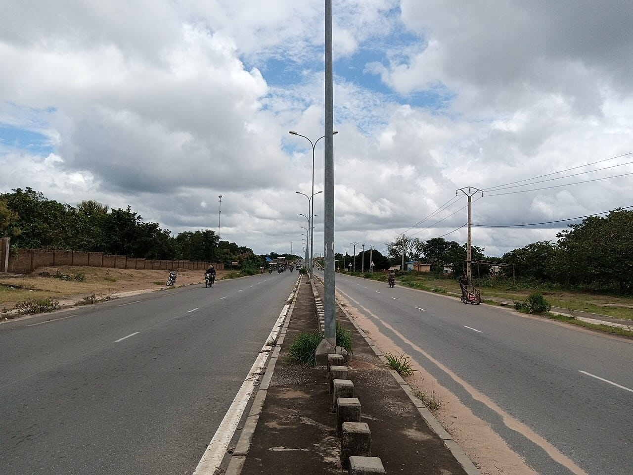 Route nationale RNIE2 traversant le nord du Bénin vers l'Alibori