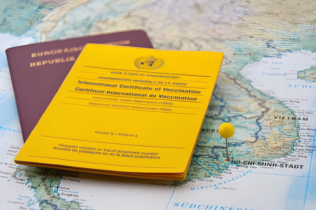 Vaccins et paludisme : comment préparer sa santé au Bénin ? 3 Carnet de vaccination international posé sur une carte pour préparer sa santé au Bénin