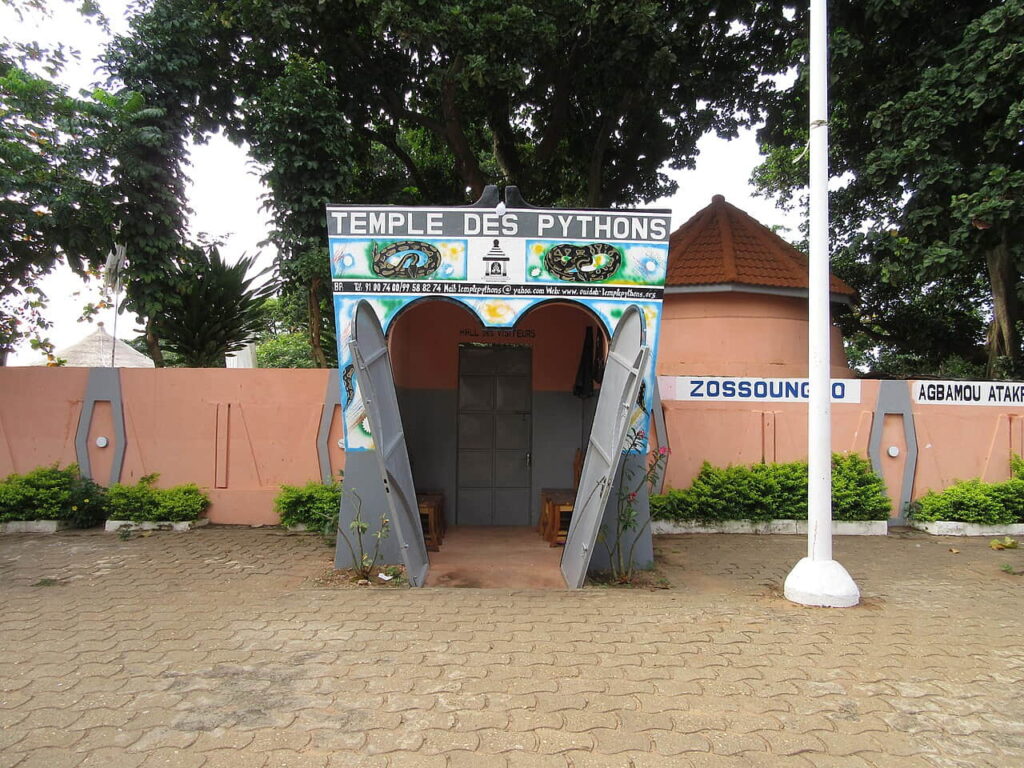 Pourquoi les festivals vodoun séduisent-ils le monde ? 2 Entrée du temple des pythons à Ouidah, haut lieu du vodoun béninois