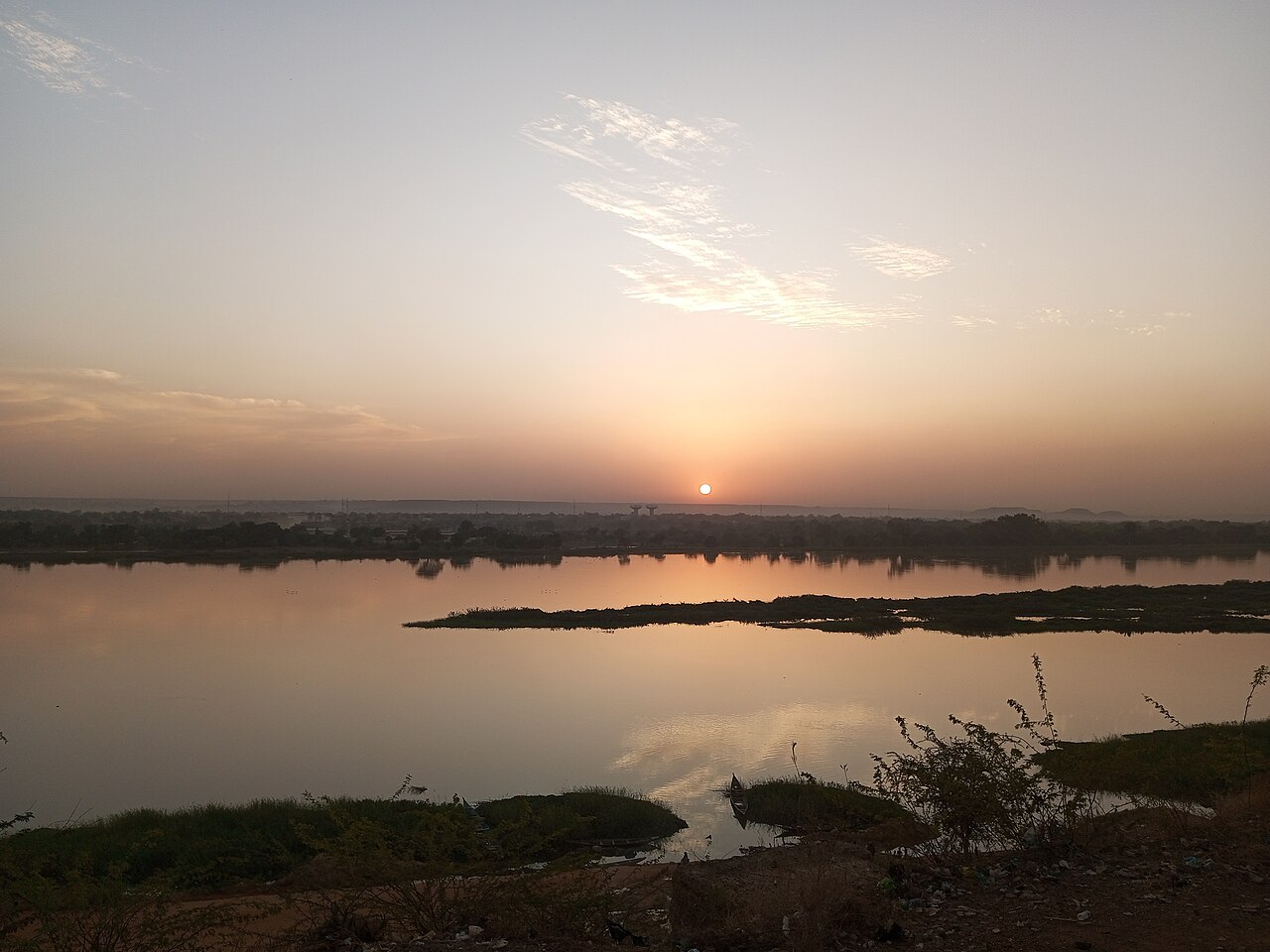 Vue du fleuve Niger depuis la rive de Malanville au coucher du soleil