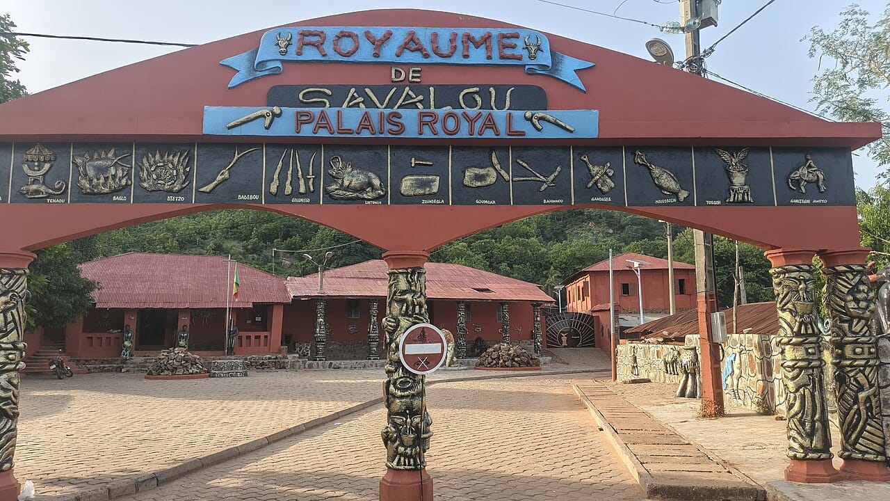 Vue sur le palais royal, un incontournable pour visiter Savalou au Bénin 