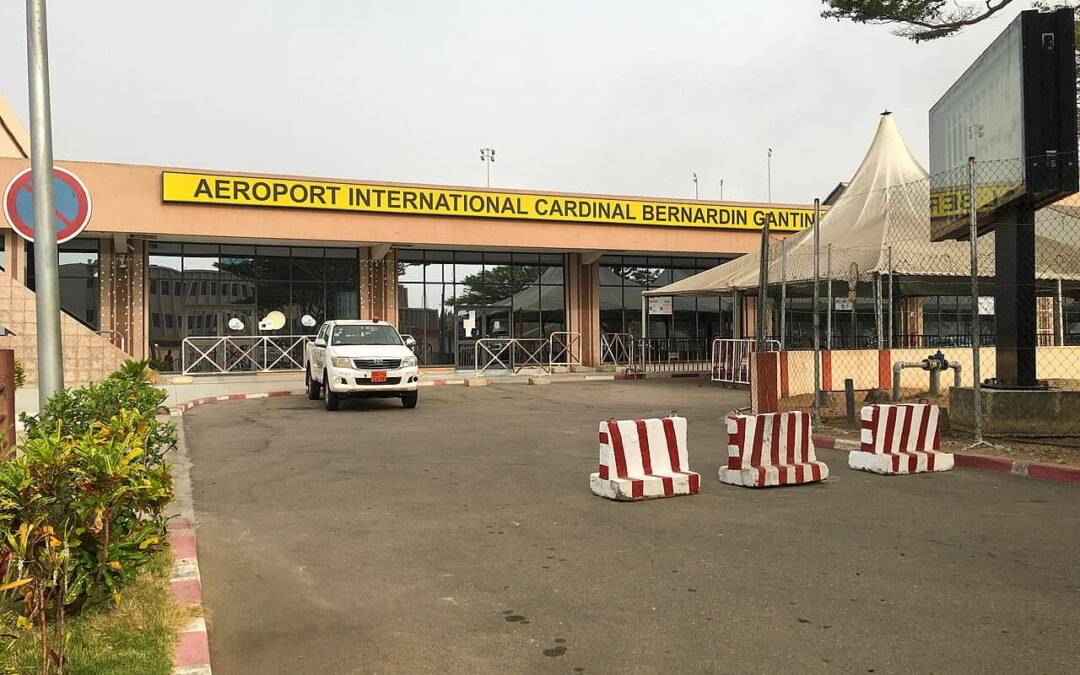 Façade du terminal de l'aéroport de Cotonou au Bénin
