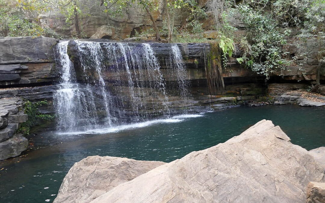 Bassin naturel et cascade en pleine nature, aux cascades du Bénin, dans l'Atacora