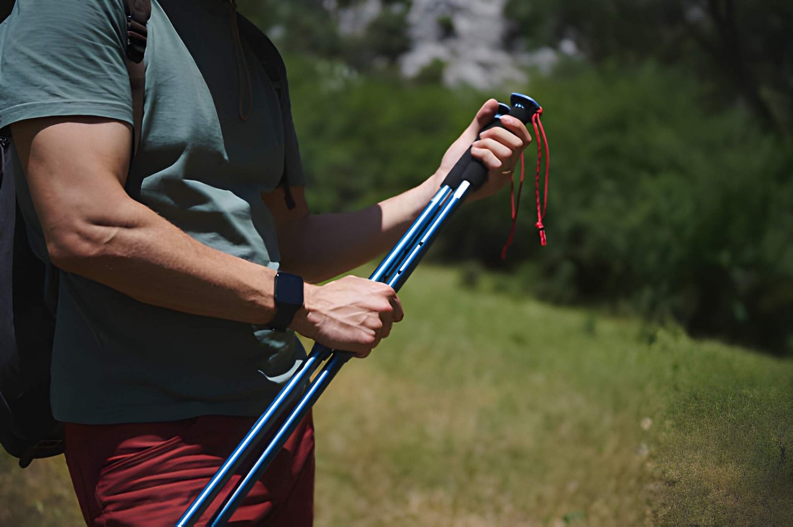 Bâtons de randonnée pliables utilisés sur un sentier rocheux de l'Atacora