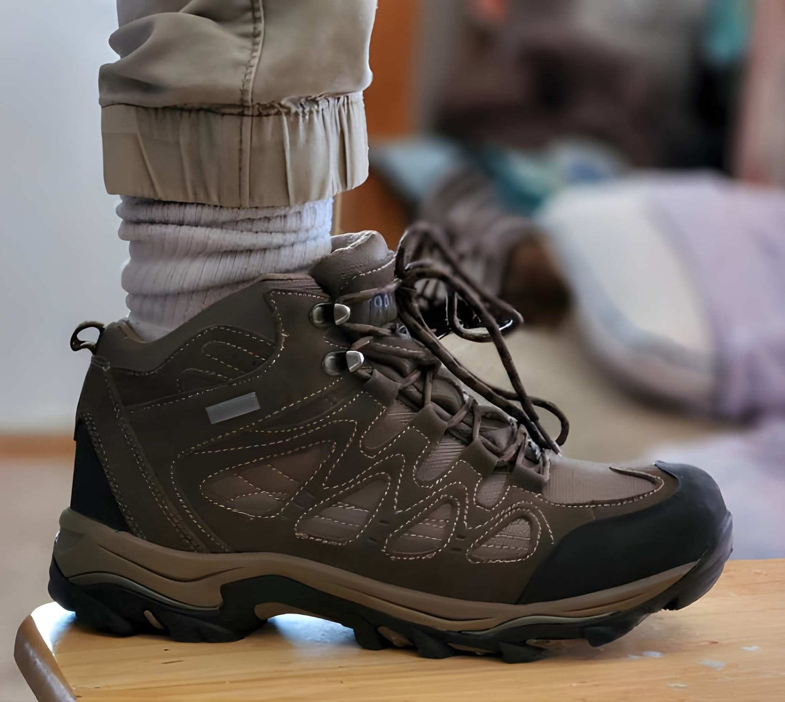 Chaussures de randonnée légères mi-montantes sur un sentier de l'Atacora