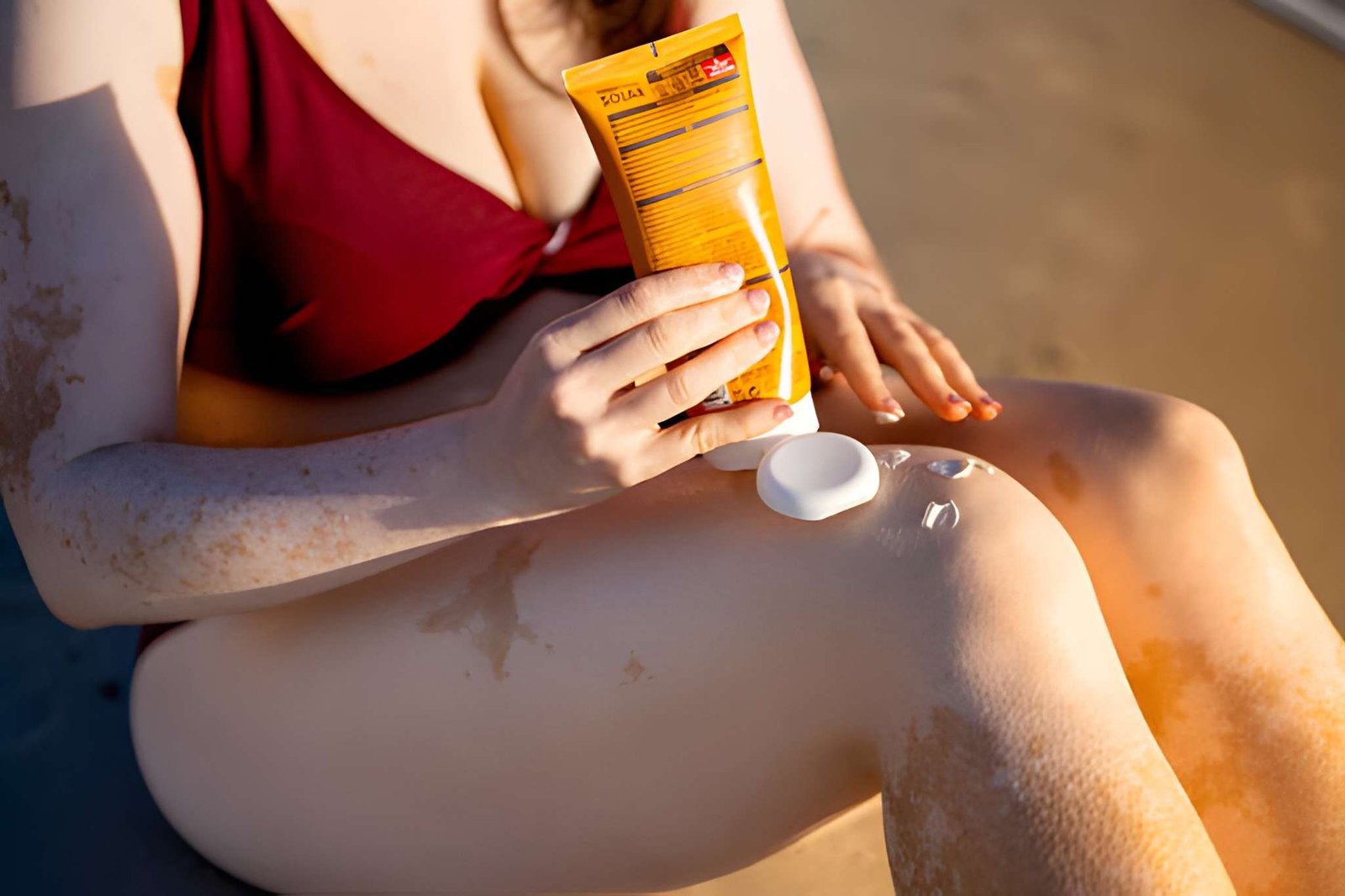 Crème solaire waterproof SPF 50+ appliquée avant une baignade ou une sortie en pirogue au Bénin