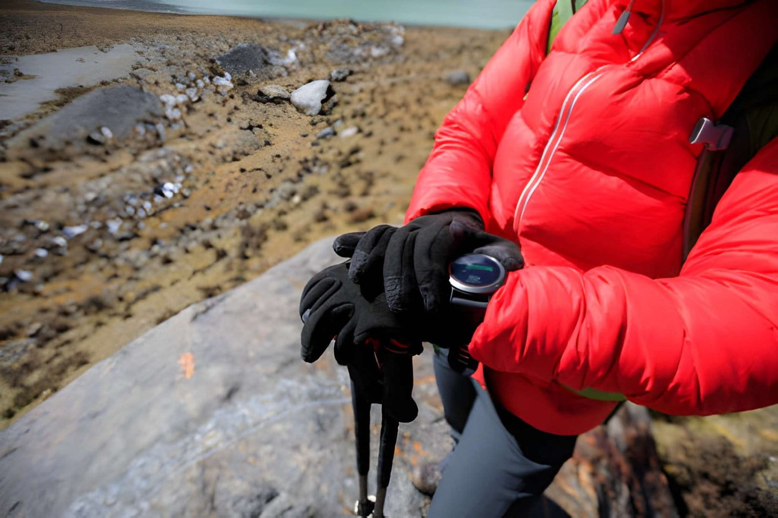 Gants de randonnée légers portés près d'une cascade