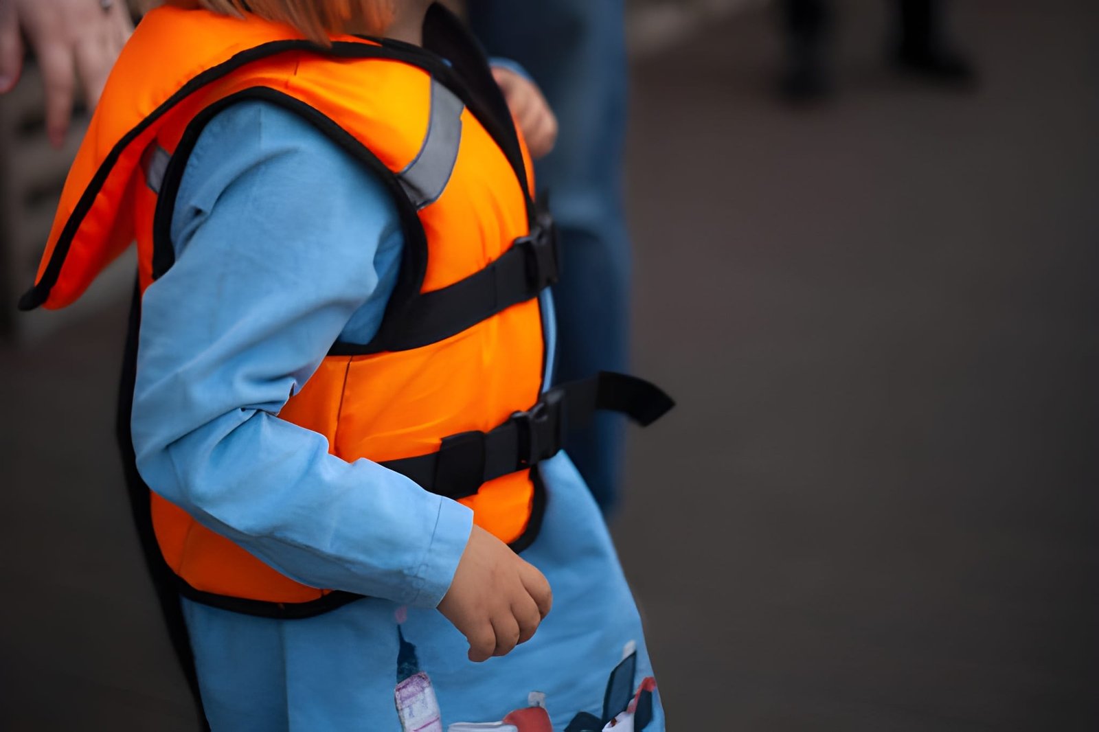 Gilet de sécurité compact pour adulte et enfant porté lors d'une traversée en pirogue sur le lac Nokoué