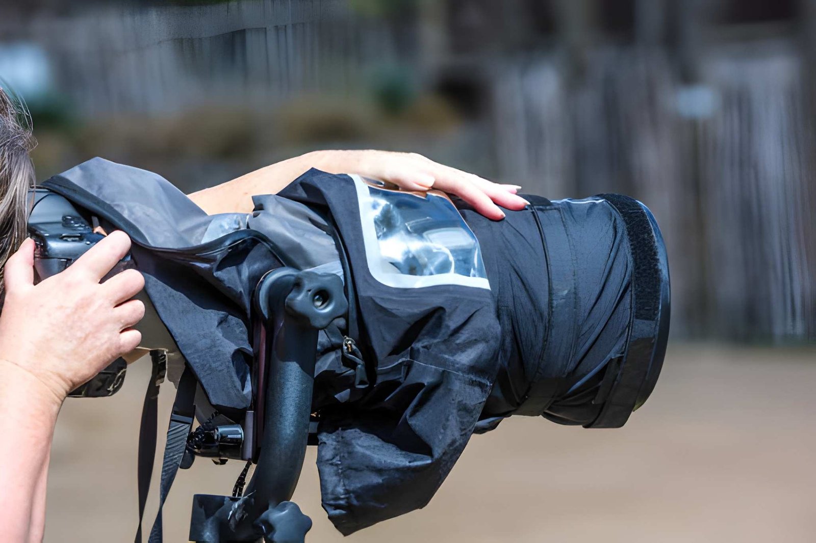 Housse de protection étanche pour appareil photo sur les pistes poussiéreuses de l'Atacora et les zones lacustres du Bénin