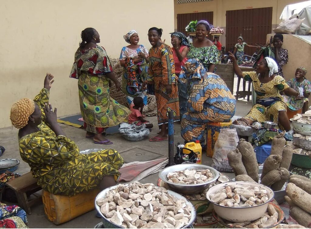 Vendeuses du marché de Cotonou échangeant en fon et en français, langues du Bénin au quotidien 