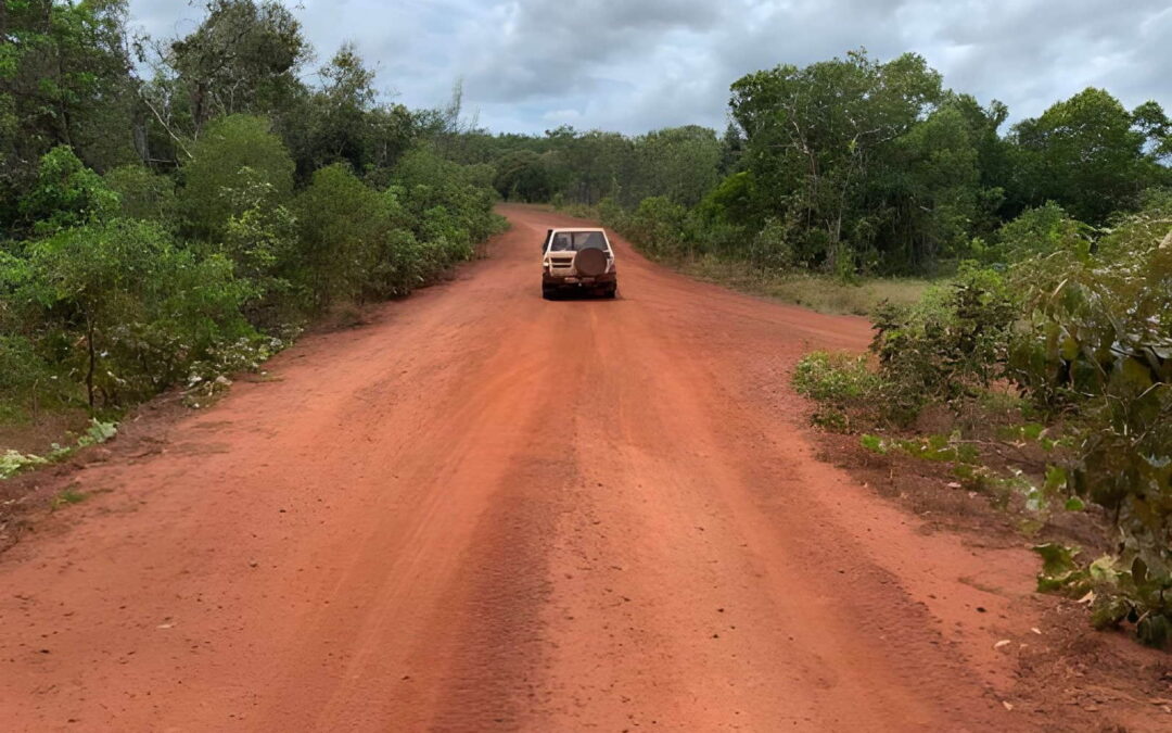 Un 4x4 loué au Bénin avance sur une piste de latérite rouge du nord