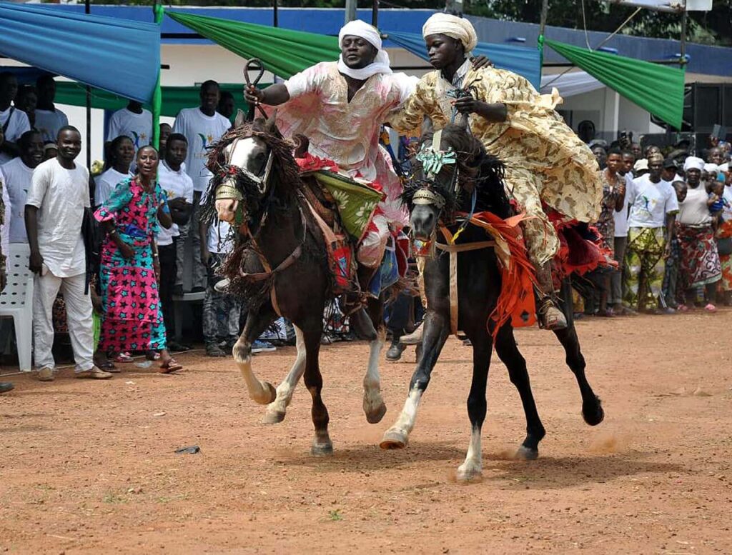 Cavaliers en tenue traditionnelle lors d'une fête royale à Nikki Bénin dans le nord du pays 
