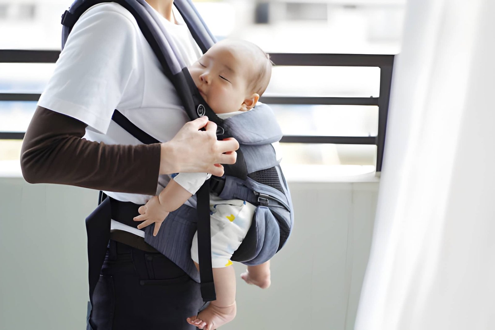 Porte-bébé ergonomique adapté aux pistes en latérite et aux traversées en pirogue au Bénin